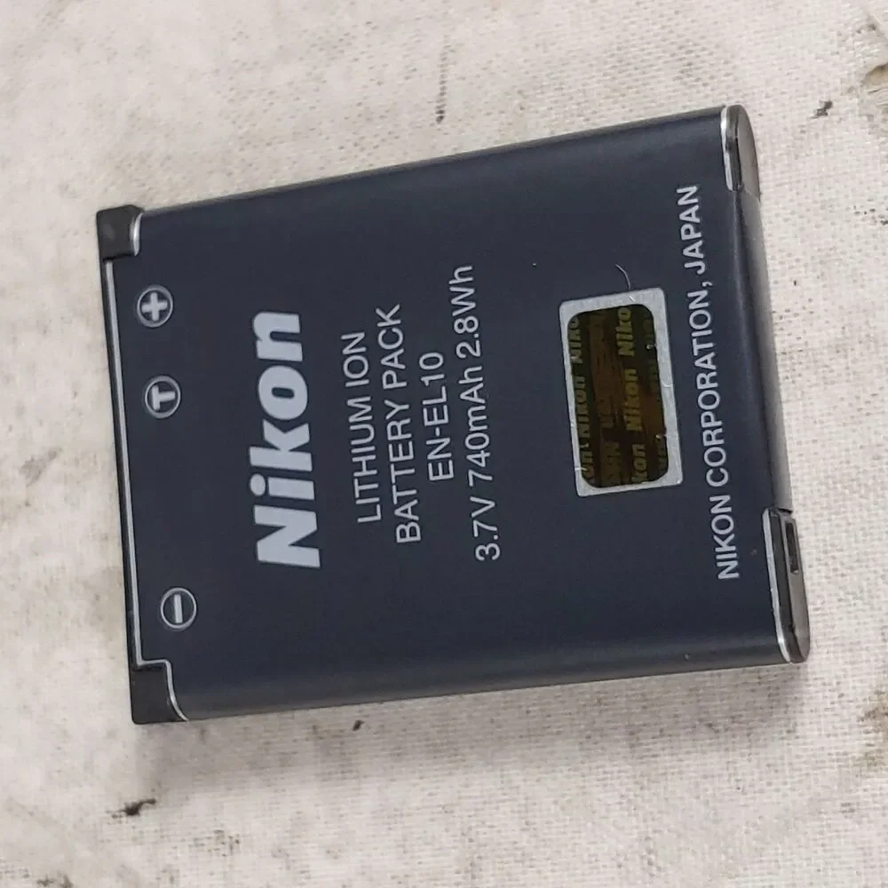 AS-IS Nikon Coolpix S3000 Digital Camera Purple - LENS ERROR For Parts